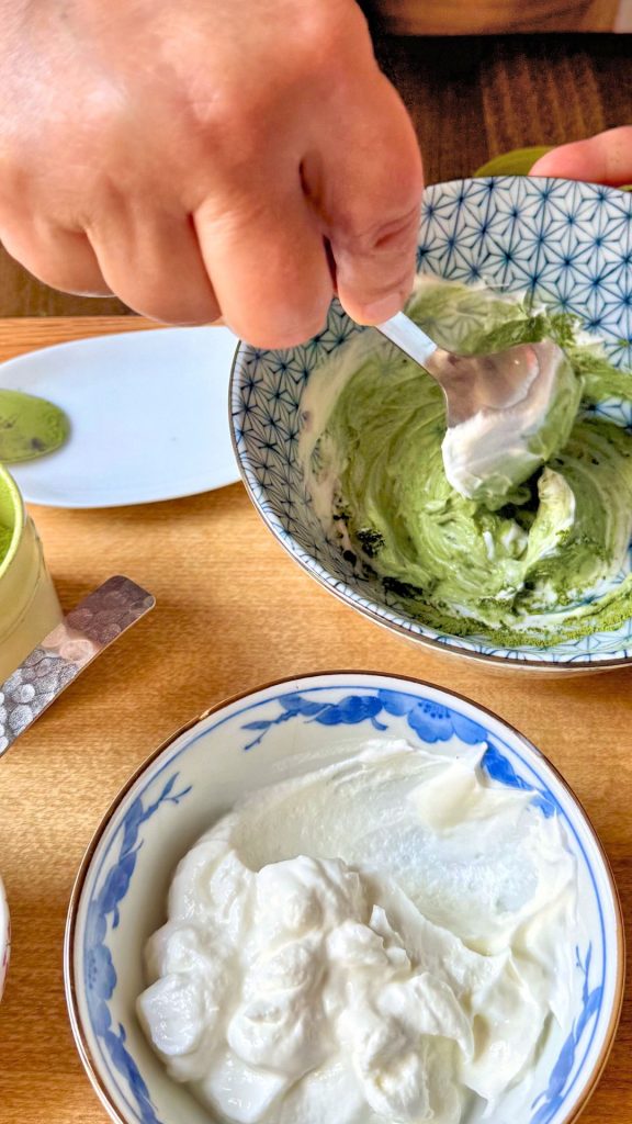 Nella ciotola piccola, mescolare 2 cucchiai di yogurt con 2 cucchiaini rasi di matcha setacciato.